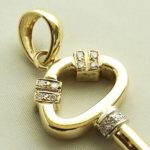 Gouden diamanten hanger sleutel