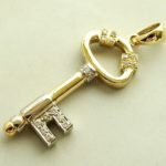 Gouden diamanten hanger sleutel