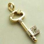 Gouden diamanten hanger sleutel