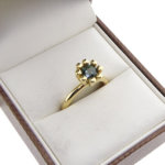 Gouden ring met groene saffier