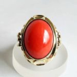 Occasion geel gouden ring met bloedkoraal