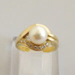 18 karaat gouden ring met parel en diamant