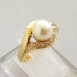 18 karaat gouden ring met parel en diamant
