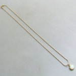 Gouden collier met opaal hanger