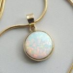 Gouden collier met opaal hanger