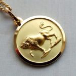 Gouden collier met stier hanger