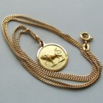 Gouden collier met stier hanger