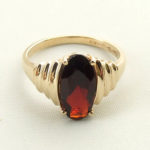 Occasion geel gouden ring met granaat