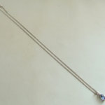 Wit gouden collier met saffier hanger