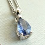 Wit gouden collier met saffier hanger