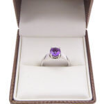 Wit gouden ring met solitair amethyst