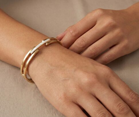 Christian gouden slavenarmband