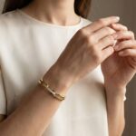 Christian gouden slavenarmband