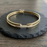 Christian gouden slavenarmband