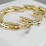 Dubbelzijdige bicolor gouden scharnierarmband