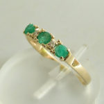Gouden ring met smaragd en diamanten