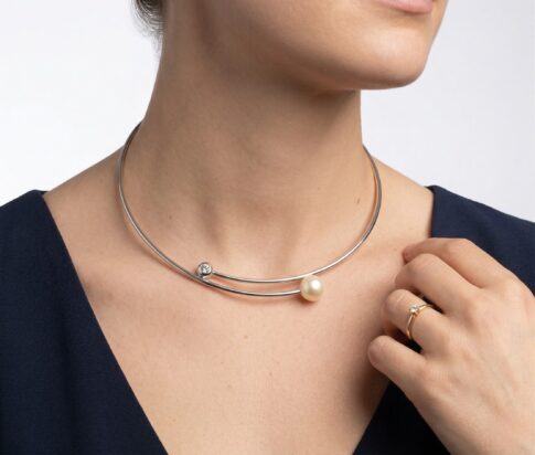 Wit gouden spang met diamant en parel