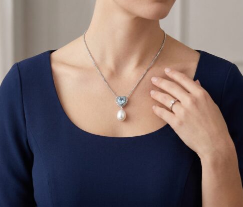 Wit gouden parelcollier met topaas