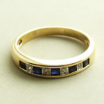 Geel gouden ring met diamant en saffier