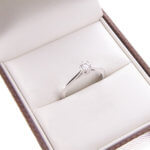 Wit gouden verlovingsring met briljant