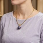 Gouden collier met wereldbol