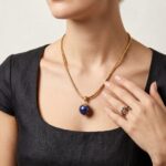 Gouden collier met wereldbol