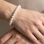 Parel armband met geel gouden slot