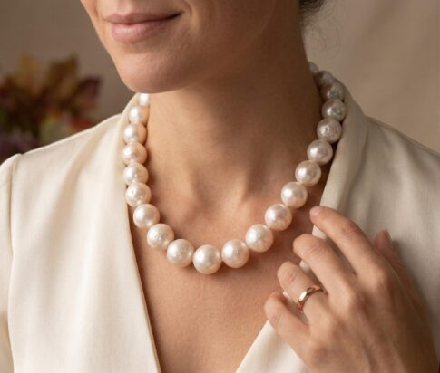 Christian witte zoetwaterparel collier