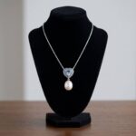 Wit gouden parelcollier met topaas