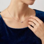 Wit gouden spang collier met diamanten hanger