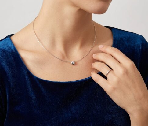 Wit gouden spang  collier met diamanten hanger