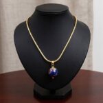 Gouden collier met wereldbol