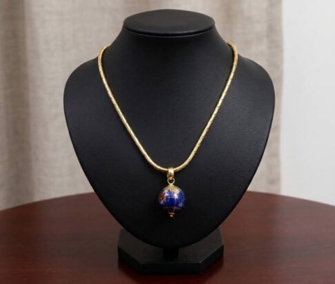 Gouden collier met wereldbol