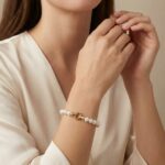 Parel armband met geel gouden slot
