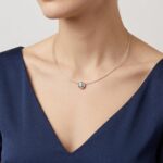 Wit gouden spang collier met diamanten hanger