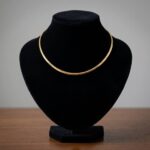 Gouden spang spits collier