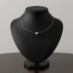 Wit gouden spang collier met diamanten hanger