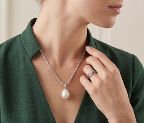 Wit gouden hanger met zoetwaterparel