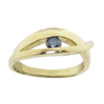 Geel gouden ring met blauwe diamant