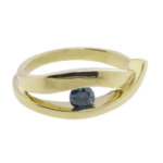 Geel gouden ring met blauwe diamant
