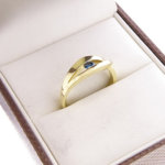 Geel gouden ring met blauwe diamant