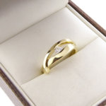 Geel gouden ring met wit diamant