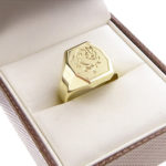 Gouden zegelring met paard gravure
