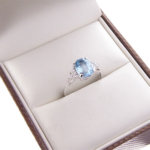 Wit gouden aquamarijn ring met diamanten