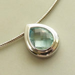 Wit gouden collier met topaas