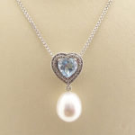 Wit gouden parelcollier met topaas