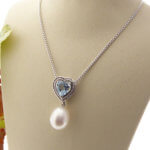 Wit gouden parelcollier met topaas