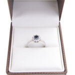 Wit gouden saffieren ring met diamanten