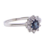 Wit gouden saffieren ring met diamanten