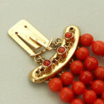 Armband met bloedkoraal en gouden slot